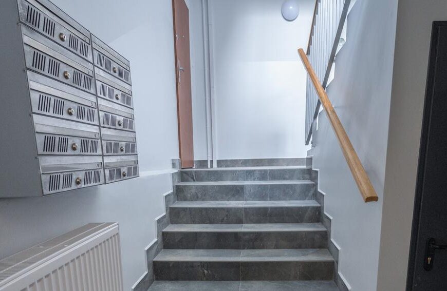 Utrzymanie części wspólnych i czynsz w mieszkaniach wielorodzinnych – jaki jest między…