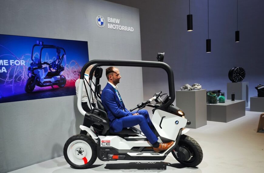 Częściowo skuter, częściowo hulajnoga. BMW ma pomysł na nowy pojazd.