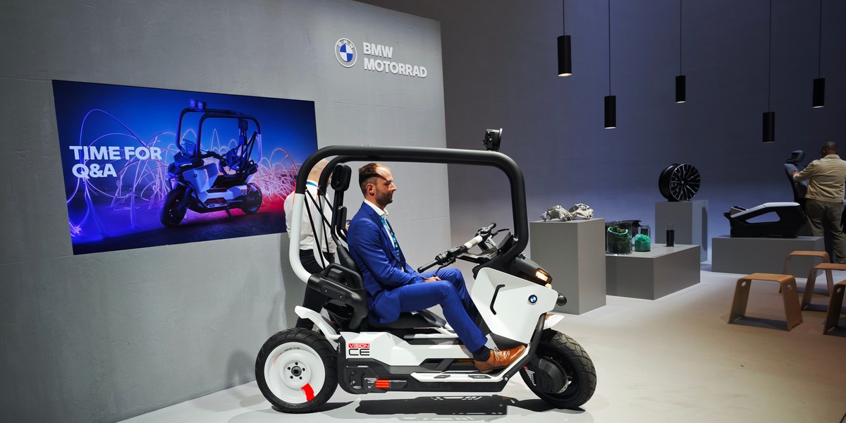 BMW Motorrad zaprezentowało swój model koncepcyjny Vision CE. Jak wyjaśniają przedstawiciele firmy, to coś pomiędzy klasycznym skuterem, motocyklem, samochodem i hulajnogą. Podkreślają, że może to być świetny sposób na poruszanie się po dużych miastach, gdzie rosną ograniczenia dotyczące klasycznych samochodów. BMW Vision CE