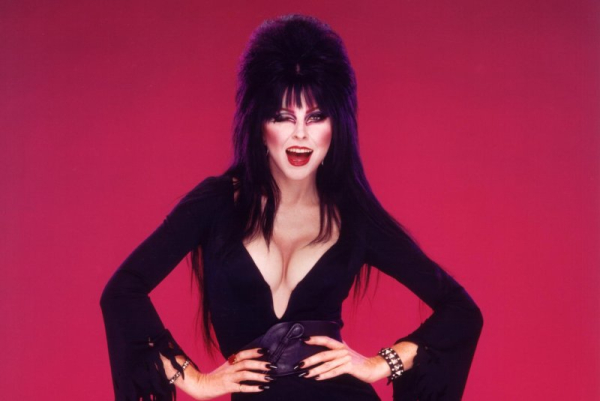 Cassandra Peterson twierdzi, że jej książka kucharska „Elvira” zawiera „prawdziwe” przepisy - INFBusiness