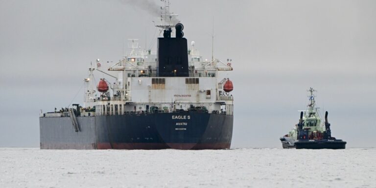 Rosnąca aktywność okrętów rosyjskiej floty cieni w pobliżu wybrzeży Irlandii stała się powodem do niepokoju, przyznał w sobotę generał Ross Mulcahy, szef sztabu Irlandzkich Sił Obronnych. Podkreślił również, że szpiegostwo, cyberataki i kampanie dezinformacyjne stanowią poważne zagrożenie dla bezpieczeństwa narodowego. Rosyjska Flota Cienia budzi obawy w innym kraju - INFBusiness