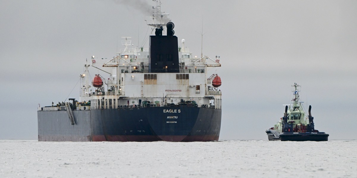 Rosnąca aktywność okrętów rosyjskiej floty cieni w pobliżu wybrzeży Irlandii stała się powodem do niepokoju, przyznał w sobotę generał Ross Mulcahy, szef sztabu Irlandzkich Sił Obronnych. Podkreślił również, że szpiegostwo, cyberataki i kampanie dezinformacyjne stanowią poważne zagrożenie dla bezpieczeństwa narodowego. Eagle S, jeden z okrętów rosyjskiej floty cieni (zdjęcie poglądowe)