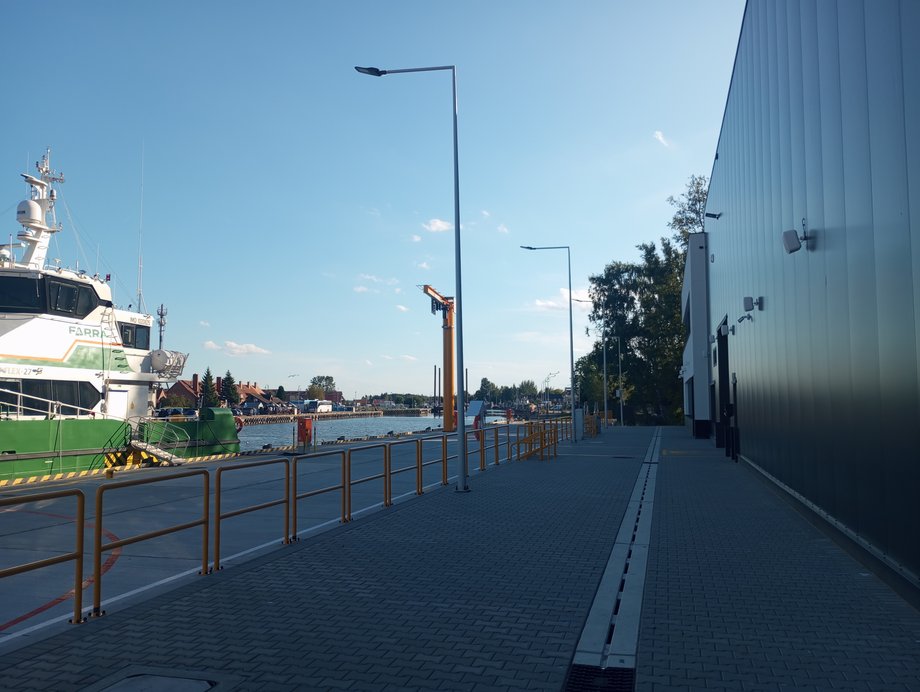 W ciągu godziny jedna turbina na morskiej farmie wiatrowej Baltic Power może naładować ponad 314 000 telefonów komórkowych lub 147 samochodów elektrycznych. Może również zapewnić energię elektryczną trzem gospodarstwom domowym przez rok. Morska rewolucja w polskiej energetyce już trwa, a my widzieliśmy ją na własne oczy. Statki już opuszczają bazę serwisową, aby pomóc w pracach instalacyjnych na farmie.