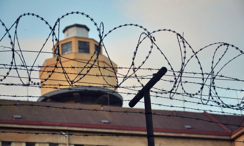 Ujednolicony dodatek mieszkaniowy dla personelu Służby Więziennej został włączony do proponowanych zmian w Ustawie o Służbie Więziennej, ujawnionych w środowym programie rządowym. Miesięczne świadczenia będą się wahać od 900 zł w obszarach słabiej zaludnionych do 1800 zł w Warszawie. Dodatek mieszkaniowy w wysokości od 900 do 1800 zł dla funkcjonariuszy Służby Więziennej. Jest projekt