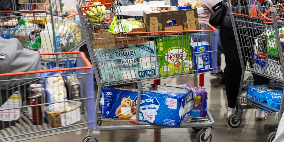 Dochody rosną, a wraz z nimi wydatki przeciętnego Amerykanina. Na zdjęciu: wózki pełne zakupów w sklepie Costco w Tigard w stanie Oregon.