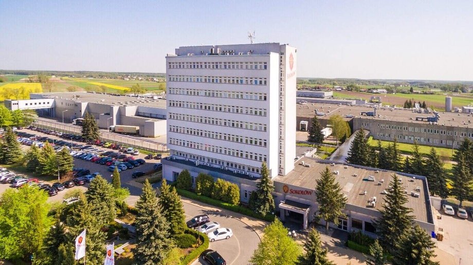 W 2025 roku Grupa Sokołów obchodzi ważny kamień milowy – 25-lecie istnienia. W tym roku świętujemy fuzję Farm Food Group i Sokołowa, sfinalizowaną 1 września 2000 roku. Przemysław Gostkiewicz, prezes zarządu Sokołów SA, dzieli się spostrzeżeniami na temat ewolucji organizacji i jej strategicznej wizji. Grupa Sokołów ma 25 lat. Rozwój oparty na inwestycjach i innowacjach. - INFBusiness