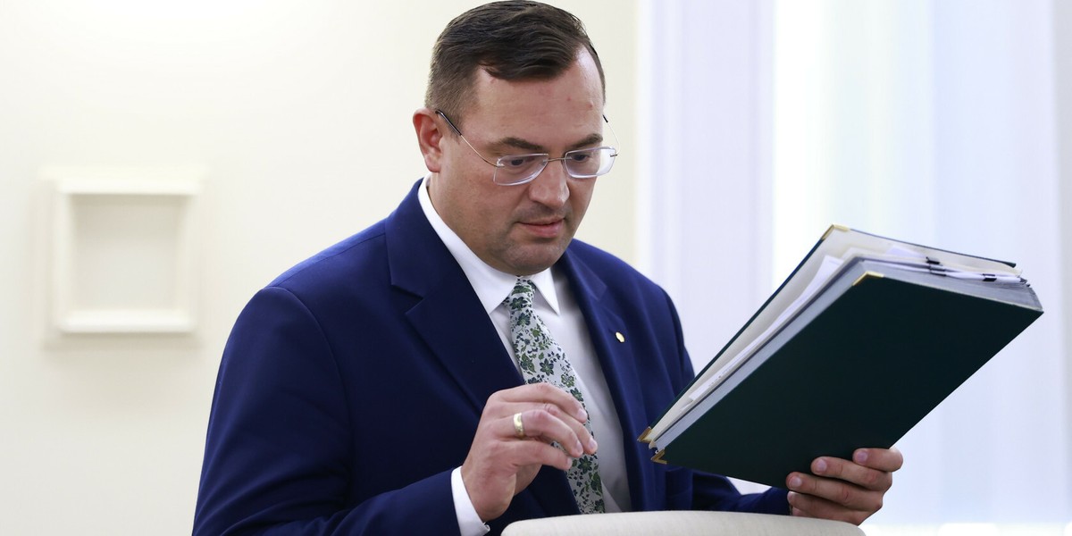 „Nasze stanowisko pozostaje niezmienne. Od początku wyrażaliśmy sprzeciw wobec warunków tej umowy, ponieważ negatywnie wpływają one na polskich pracowników rolnych” – oświadczył minister rolnictwa Stefan Krajewski, odnosząc się do sfinalizowanej umowy handlowej z Mercosurem. W czwartek ma spotkać się z komisarzem UE ds. rolnictwa Christophe'em Hansenem, aby omówić te obawy. Minister Rolnictwa Stefan Krajewski