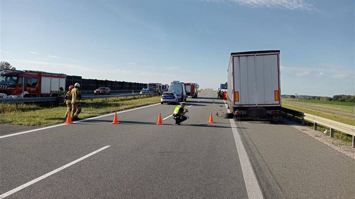 Tragiczny wypadek na A1. Kierowca ciężarówki zatrzymał się, aby wymienić oponę.