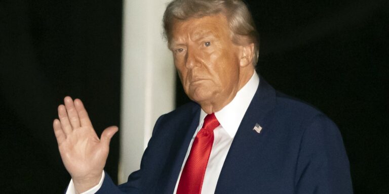 Prezydent Donald Trump, zaostrzając przepisy dotyczące wiz H-1B, wywiera presję na gigantów technologicznych i outsourcingu IT. Firmy takie jak Amazon, Google i Infosys stoją przed poważnym wyzwaniem. Analitycy twierdzą, że mogą przenieść część miejsc pracy do Kanady i Ameryki Łacińskiej, aby złagodzić skutki reformy. Donald Trump wstrząsnął rynkiem IT jedną decyzją. „Nieszczęścia nigdy nie chodzą parami”. - INFBusiness