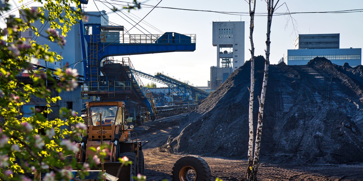 Woda odprowadzana ze śląskich kopalń węgla jest bardziej słona niż Morze Bałtyckie, a czasem nawet Morze Śródziemne. Najwyższa Izba Kontroli bije na alarm: działania, które doprowadziły do katastrofy na Odrze trzy lata temu, są w Polsce legalne. Co więcej, zanieczyszczanie rzek wciąż jest opłacalne, a zarządy gospodarki wodnej są bardzo pobłażliwe dla osób odprowadzających ścieki. Kopalnia węgla kamiennego Zofiówka, należąca do Jastrzębskiej Spółki Węglowej