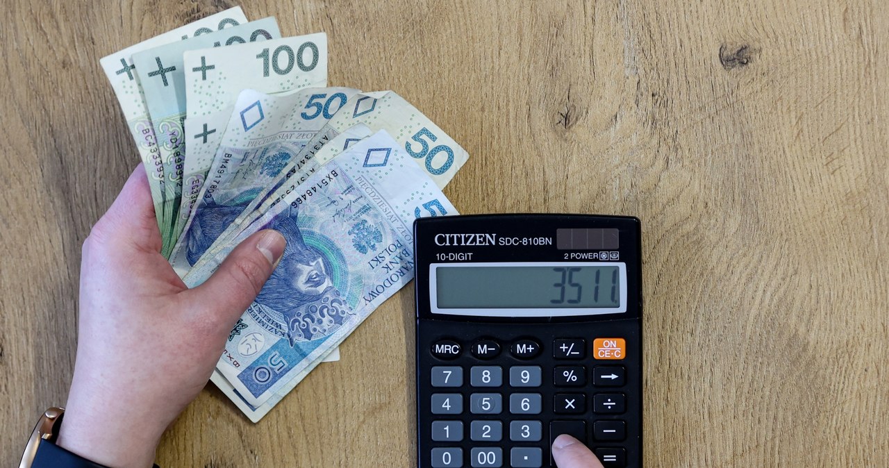 Cisza przed burzą na rynku pracy. Młodzi ludzie nie chcą pracować za takie zarobki. 9056 zł kontra 4666 zł - dlaczego młodzi rezygnują z najniższej płacy? (zdj. ilustracyjne) /Mateusz Kotowicz/REPORTER /East News