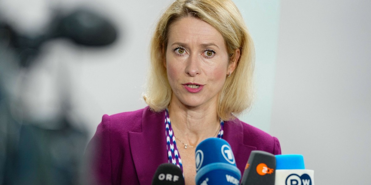 Szefowa unijnej dyplomacji Kaja Kallas jasno dała do zrozumienia, że zamrożone rosyjskie aktywa w Unii Europejskiej nie zostaną zwrócone, dopóki Moskwa nie zrekompensuje Ukrainie strat poniesionych w wyniku trwającego konfliktu. Ta deklaracja, wydana 30 sierpnia przed spotkaniem ministrów spraw zagranicznych UE w Kopenhadze, stanowi jak dotąd najbardziej zdecydowane stanowisko Brukseli, wiążąc uwolnienie funduszy bezpośrednio z zobowiązaniem Rosji do pokrycia strat wojennych. Na zdjęciu: szefowa unijnej dyplomacji Kaja Kallas