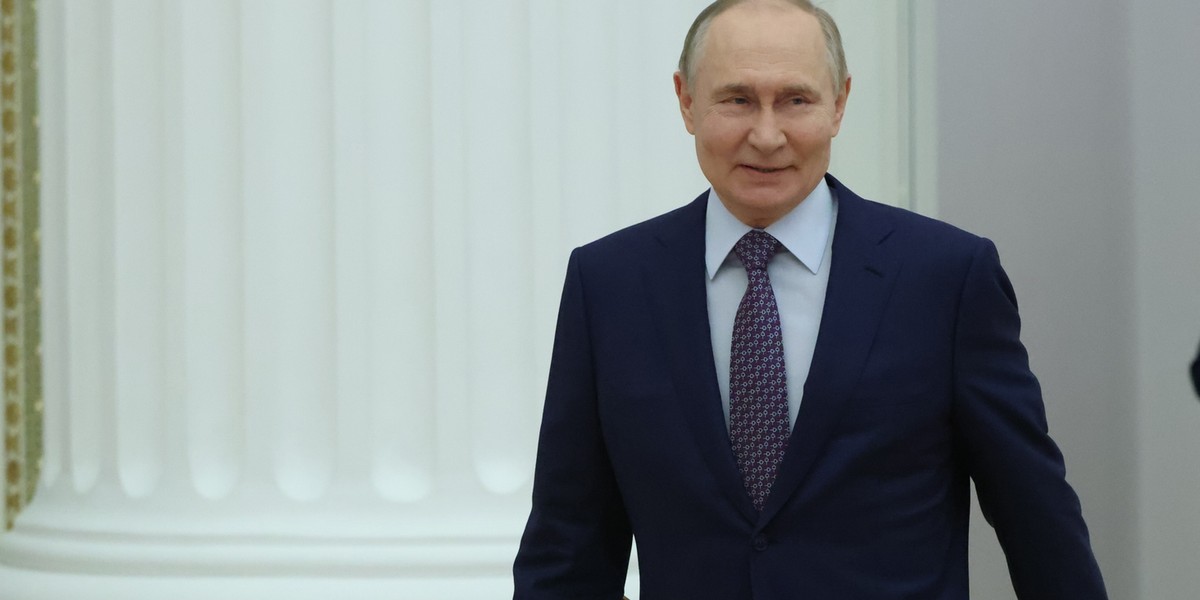 Kreml ogarnia panika przed rosyjskim budżetem na 2026 rok. Według agencji Reuters, bazującej na źródłach bliskich Władimirowi Putinowi, rosyjski rząd rozważa podniesienie stawki podatku od wartości dodanej (VAT), aby ograniczyć deficyt budżetowy i utrzymać rezerwy. Według tych źródeł, jest to jedyne rozwiązanie, ponieważ „nie ma już nic do cięcia” w budżecie. Władimir Putin, prezydent Rosji