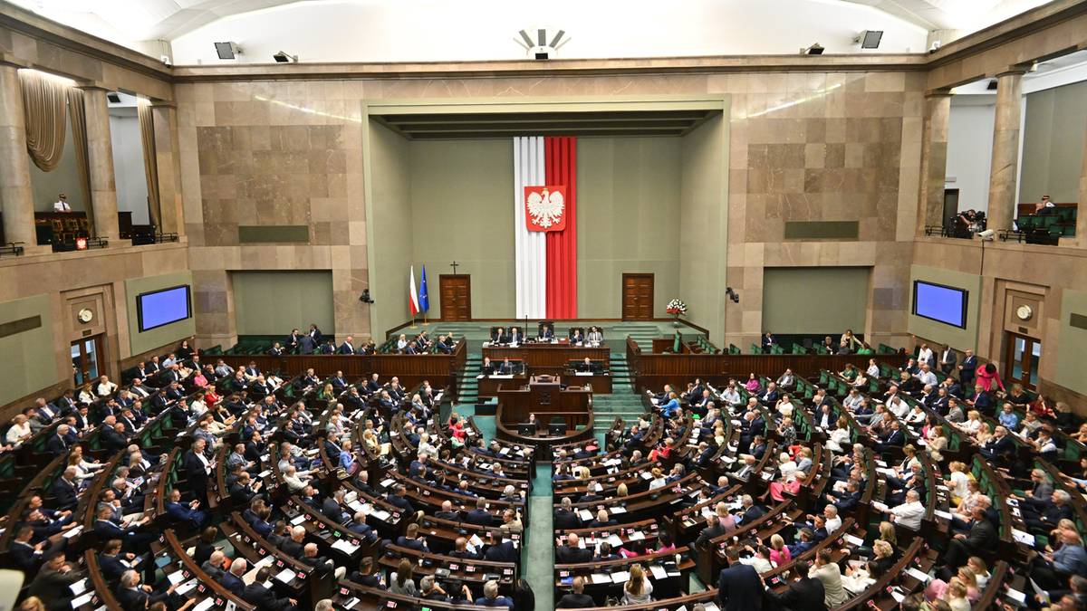 KO ma niewielką przewagę nad PiS w najnowszym sondażu parlamentarnym Remis na szczycie, cztery partie poza Sejmem. Nowe wybory parlamentarne.