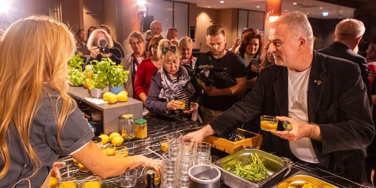 W dzisiejszym dynamicznym świecie biznesu innowacyjność i autorytet są kluczem do sukcesu rynkowego. Szczególnie w branży restauracyjnej i hotelarskiej, gdzie konkurencja jest zacięta, kluczowe staje się myślenie nieszablonowe, a nawet kreowanie własnych trendów. Z myślą o mikro, małych i średnich przedsiębiorstwach regionu, Pomorze Zachodnie przygotowuje wyjątkowe wydarzenie „Smak i Podróż”, które odbędzie się 28 października 2025 roku w Szczecinie, w prestiżowej scenerii hotelu Courtyard by Marriott. Apetyt biznesu na zmiany - wydarzenie „Taste & Travel” w październiku! - INFBusiness