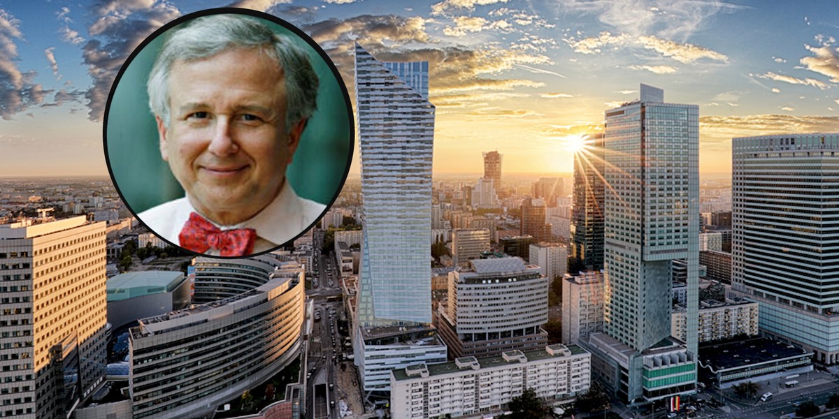 Matthew A. Winkler, emerytowany redaktor naczelny Bloomberg News, z widokiem na Warszawę w tle