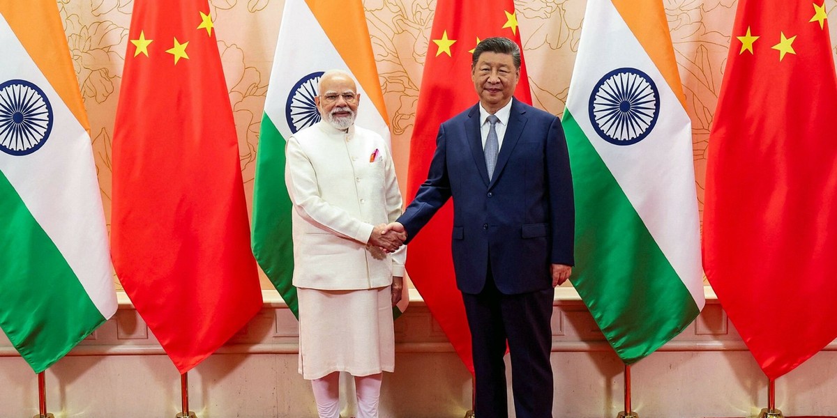 Prawie dekadę po swojej poprzedniej podróży do Chin, premier Narendra Modi przeprowadził rozmowy z Xi Jinpingiem w Tianjinie 31 sierpnia, podczas szczytu Szanghajskiej Organizacji Współpracy. To spotkanie wykracza poza symboliczną dyplomację w obliczu ostatnich napięć – wpisuje się w nową falę amerykańskich ceł, sięgających nawet 50% na indyjski eksport, co skłania oba kraje do praktycznej współpracy. Premier Indii Narendra Modi (po lewej) i prezydent Chin Xi Jinping spotykają się podczas szczytu Szanghajskiej Organizacji Współpracy