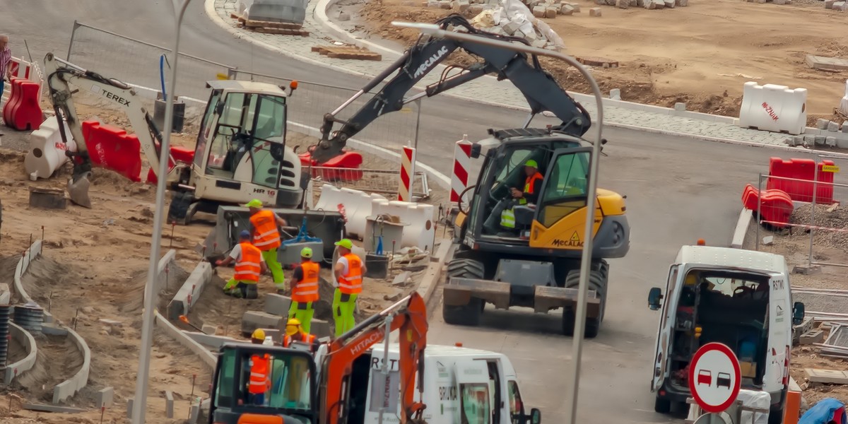 Liczba cudzoziemców pracujących w Polsce na koniec marca tego roku wyniosła 1 670 000, co oznacza wzrost o 5,5% w porównaniu z rokiem poprzednim, podał we wtorek Główny Urząd Statystyczny. Najliczniejszą grupę cudzoziemców pracujących w Polsce stanowili obywatele Ukrainy. Obcokrajowcy, głównie Ukraińcy, stanowią coraz większą część polskiego rynku pracy. Na zdjęciu budowa dróg w Ostrowcu Świętokrzyskim.