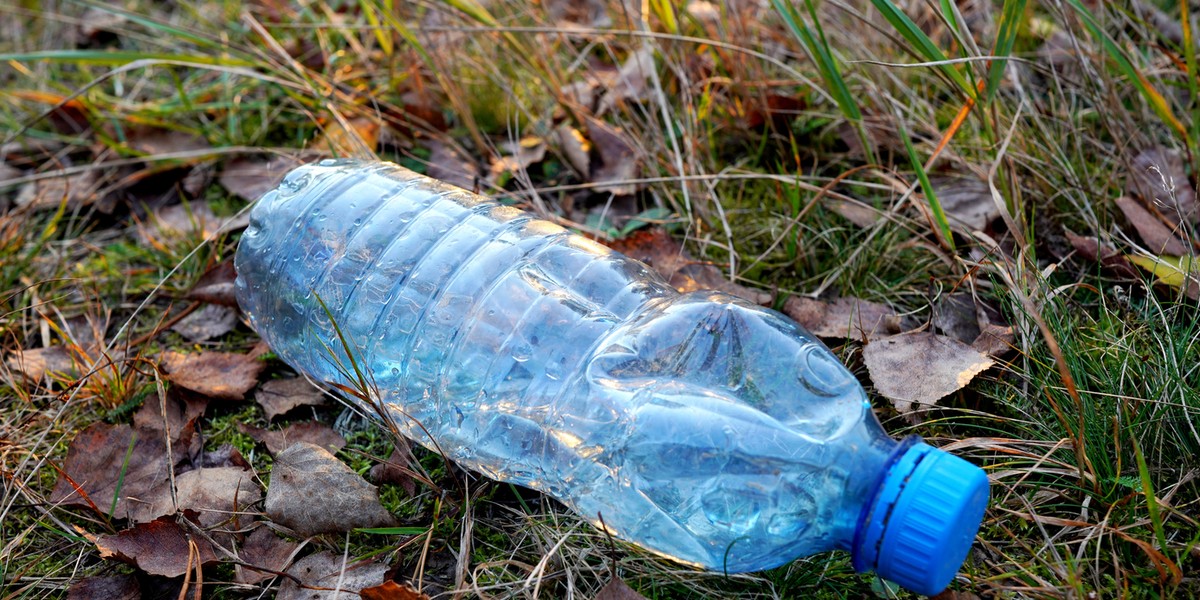 Plastikowe butelki stały się celem ataku fundacji ekologicznej ClientEarth, Lawyers for Earth. Złożyli oni pozew przeciwko Nestle Polska w sądzie w Warszawie, domagając się zaprzestania używania haseł i etykiet, które ich zdaniem mogą wprowadzać w błąd. Firma zaprzecza zarzutom i zapowiada, że będzie bronić swoich praw w sądzie. Plastikowa butelka rzucona na trawnik