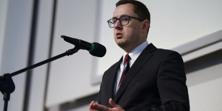 Minister Motyka: od 2026 roku nie będzie konieczności zamrażania cen prądu - INFBusiness