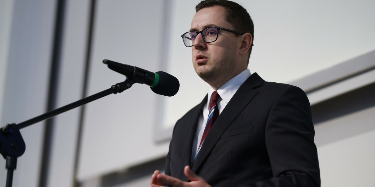 „Obserwujemy uspokojenie sytuacji rynkowej. Spodziewamy się, że do stycznia 2026 roku ceny energii będą poniżej 500 zł za MWh, więc nie będzie potrzeby ich zamrażania” – powiedział minister energii Miłosz Motyka na konferencji prasowej. Dodał, że ma nadzieję, iż prezydent podpisze ustawę o zamrożeniu cen energii i bonów na ogrzewanie. Minister Miłosz Motyka.