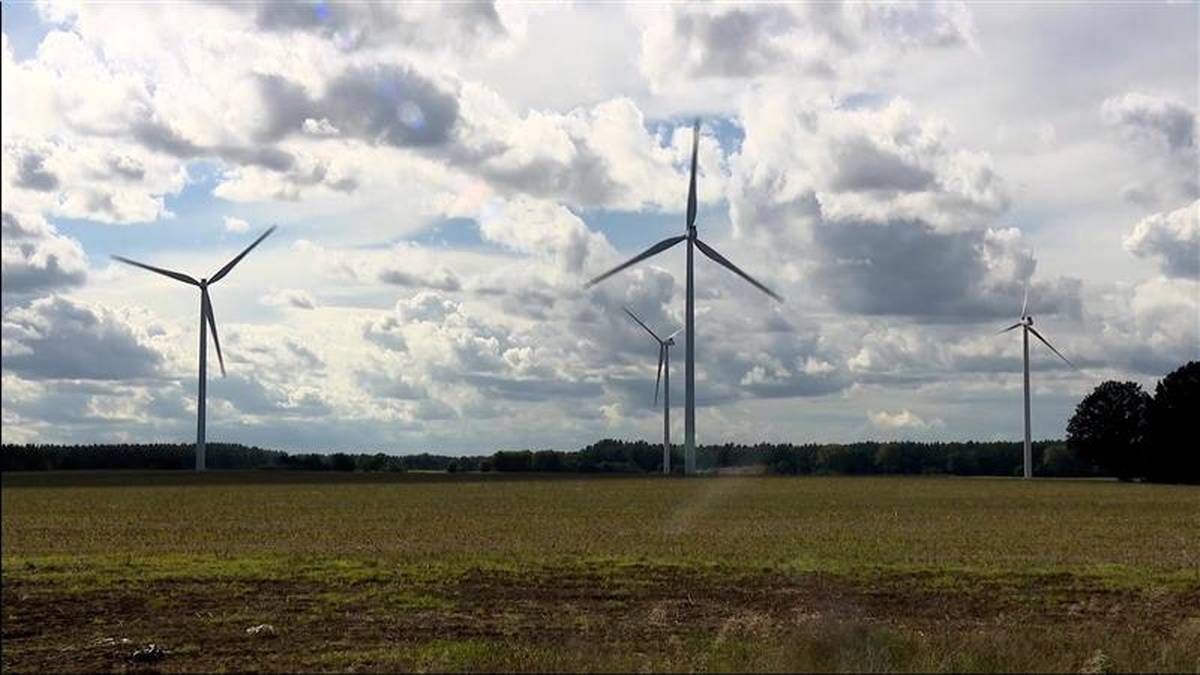 Na Pomorzu wybudowano sześćdziesiąt trzy turbiny wiatrowe, co czyni ją największą farmą wiatrową w grupie Polsat Plus i trzecią co do wielkości w Polsce. Po pełnym uruchomieniu podwoi ona moc, którą już produkujemy w czterech innych lokalizacjach. To nie koniec – planowane są kolejne. Pełne komercyjne uruchomienie farmy planowane jest na czwarty kwartał tego roku. Artykuł pochodzi z „Wydarzeń”. Nowa farma wiatrowa Grupy Polsat Plus. Wkrótce rozpocznie pracę 63 turbin.