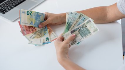 Inwestycje w kraju i za granicą. Jest to kwota napływu i odpływu kapitału z Polski.