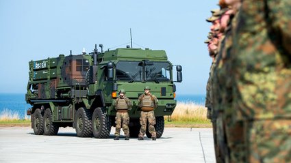 Ten kraj pilnie kupuje systemy obronne. Przypisuje to