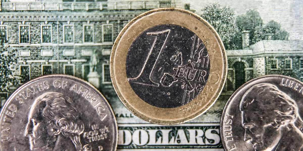 Po publikacji jeszcze gorszych niż miesiąc temu danych z rynku pracy w USA, dolar gwałtownie stracił na wartości. Sugeruje to, że inwestorzy spodziewają się wznowienia obniżek stóp procentowych już za dwa tygodnie. Po tym terminie spodziewane są dwie kolejne obniżki: pod koniec października i na początku grudnia. Dolar zareagował spadkiem na publikację słabych danych z rynku pracy: stracił wobec euro, co przyczyniło się do umocnienia złotego.
