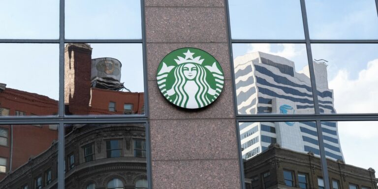 Starbucks zamknie sklepy i zwolni pracowników. Prezes: Uważam, że to konieczne - INFBusiness
