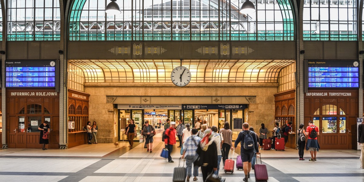 W niedawno opublikowanym rankingu European Railway Station Index 2025, opracowanym przez Consumer Choice Center, dworzec Wrocław Główny zajął pierwsze miejsce wśród terminali obsługujących mniej niż 50 milionów pasażerów rocznie. We wszystkich kategoriach zajął drugie miejsce w Europie. Wrocław Główny liderem w roli głównego węzła kolejowego w Europie! Przełomowe osiągnięcie PKP SA 2 - mata PKP SA