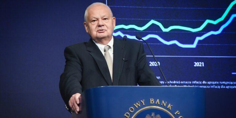 Banki zarobiły w ciągu pierwszych ośmiu miesięcy tego roku o ponad 4 mld zł więcej niż w analogicznym okresie ubiegłego roku. To oznacza 12-procentowy wzrost zysków. Dzieje się tak pomimo rosnących kosztów operacyjnych. Koszty bezpośrednio związane z pracownikami banków wzrosły o 8 procent. Rekordowe zyski banków. Tyle już zarobiły, wynika z danych NBP. - INFBusiness