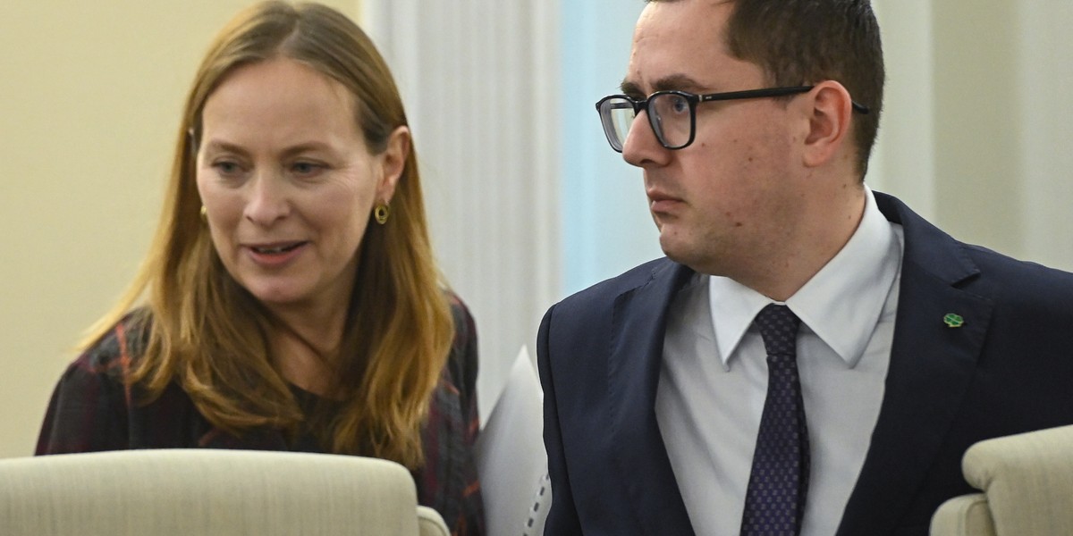 Minister Funduszy i Polityki Regionalnej Katarzyna Pełczyńska-Nałęcz (z lewej) i Minister Energii Miłosz Motyka (z prawej) na posiedzeniu rządu 23 września