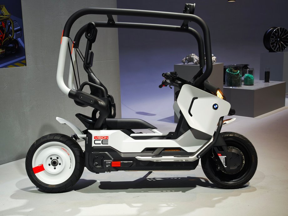 BMW Motorrad zaprezentowało swój model koncepcyjny Vision CE. Jak wyjaśniają przedstawiciele firmy, to coś pomiędzy klasycznym skuterem, motocyklem, samochodem i hulajnogą. Podkreślają, że może to być świetny sposób na poruszanie się po dużych miastach, gdzie rosną ograniczenia dotyczące klasycznych samochodów. BMW Vision CE