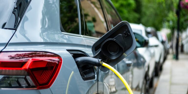 Europa ogranicza zakupy ropy naftowej. Na drogach jest więcej samochodów elektrycznych. - INFBusiness