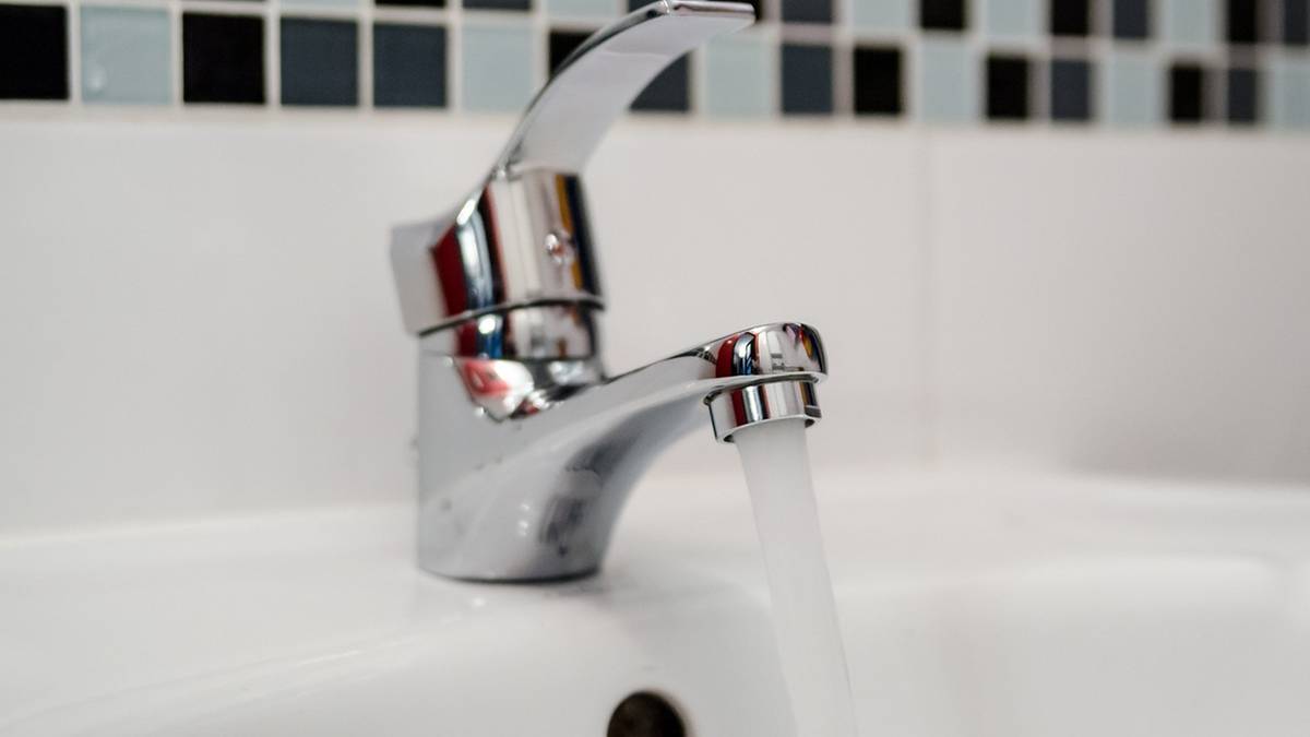 Woda w sześciu miejscowościach zlokalizowanych w okolicach Wrocławia jest niezdatna do konsumpcji. Inspektorat sanitarny z Dolnego Śląska ogłosił, że w systemie wodociągowym odkryto przekroczenie dopuszczalnego limitu ilości bakterii typu coli. To nie pierwszy taki incydent na Dolnym Śląsku w przeciągu ostatnich tygodni. Czarna seria na Dolnym Śląsku. Tysiące mieszkańców bez wody pitnej