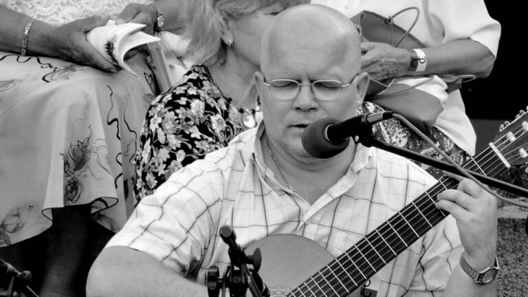 Andrzej Kołakowski odszedł. Słynny bard i poeta, miał 61 wiosen. - INFBusiness
