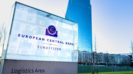 Głowa państwa USA, Donald Trump, obwieścił znaczące postępy w kwestii rokowań dotyczących nowej umowy handlowej z Republiką Korei. W trakcie pobytu w Azji, zasygnalizował, że pertraktacje znajdują się w dojrzałej fazie, pomimo iż niektóre zagadnienia wciąż wymagają rozstrzygnięcia. Te stopy procentowe dotyczą wielu Polaków. Rada Prezesów EBC podjęła decyzję