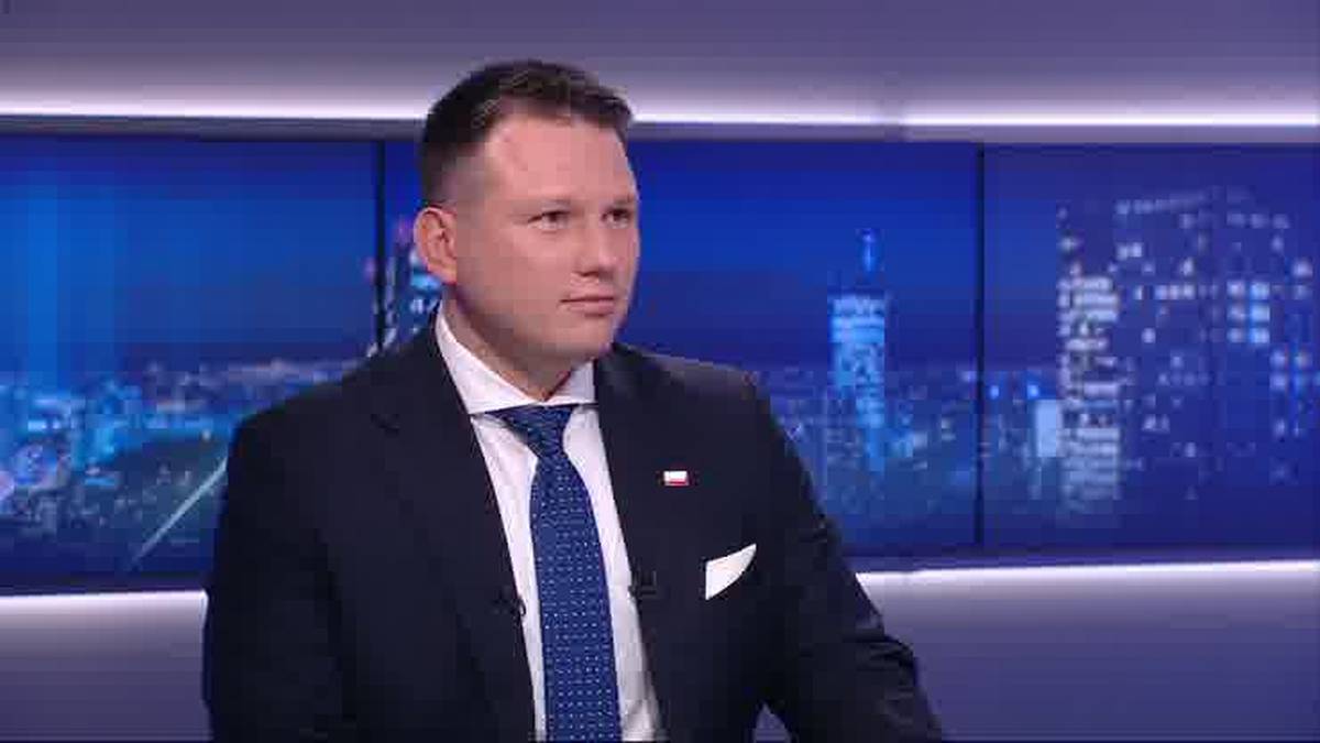 - Mam spory kłopot z przypominaniem sobie nazwisk z pamięci - oznajmiła wiceminister Katarzyna Kotula. W taki sposób odniosła się do popularnego w sieci wideo, na którym miała trudności z określeniem twórcy polskiego hymnu. - Pamiętałam litery J.W. Nasuwało mi się to z redaktorem Witwickim - dorzuciła. Nie zdecydowała się jednak zademonstrować fragmentu hymnu, mimo iż jak wyznała, nuci pod natryskiem. Kotula nie przypominała sobie twórcy hymnu. "Wydawało mi się, że to Witwicki" - INFBusiness