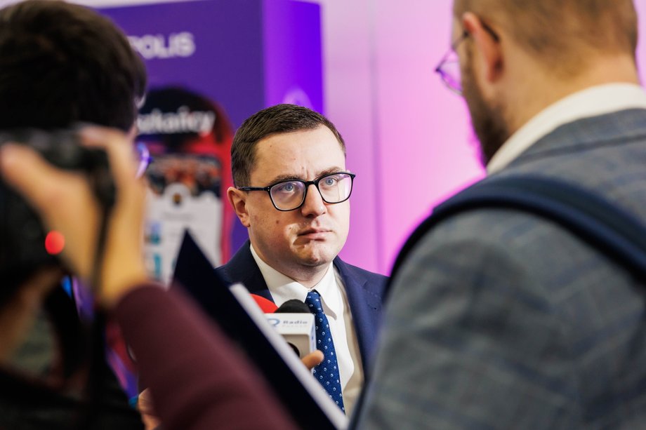 Rząd Donalda Tuska prezentuje mieszane rezultaty w sferze polityki energetycznej. Obszarem tym zarządzają ministerstwa energii i klimatu. Zdołano osiągnąć spore postępy w temacie energetyki nuklearnej. Inwestycje w gazownictwo wykazały przyśpieszenie. Zdecydowanie słabo rząd wypada natomiast w kontekście znajdującego się w trudnej sytuacji górnictwa węglowego. Koalicję obciąża także upadek, zasadniczego z punktu widzenia ekologicznej transformacji, programu Czyste Powietrze. W obszarze energetyki opartej na źródłach odnawialnych nie powiodły się usiłowania liberalizacji ustawy dotyczącej wiatraków. Minister energii Miłosz Motyka podczas wypowiedzi dla mediów w trakcie Europejskiego Forum Samorządowego Local Trends