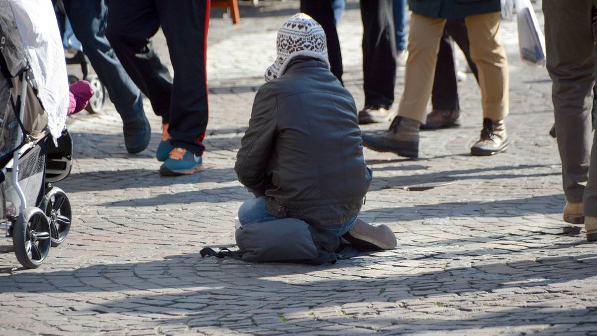 Z najnowszego sprawozdania EAPN Polska wynika, że blisko dwa miliony Polaków egzystuje obecnie w skrajnym niedostatku. Stanowi to znaczącą poprawę w stosunku do roku poprzedniego, między innymi dzięki podwyżce minimalnego wynagrodzenia. Niemniej, autorzy analizy podkreślają, że skrajne ubóstwo zostało wyparte przez tak zwane ubóstwo relatywne, czyli poziom życia i przychodów poniżej średniej krajowej. Miliony Polaków żyją w skrajnym ubóstwie. Są nowe dane