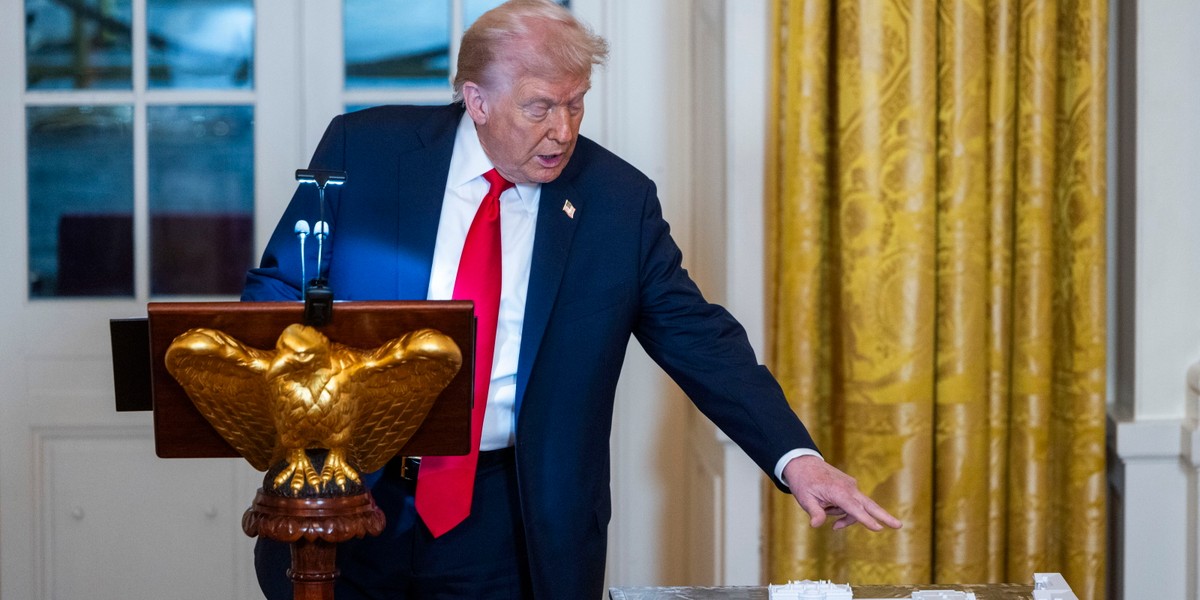 "Chiny zaserwowały nam niezły numer. Wydrenowały nas z funduszy. Teraz role się odwróciły" — oznajmił Donald Trump w pierwszym wywiadzie po sfinalizowaniu paktu pokojowego na Bliskim Wschodzie. Zaznaczył jednak, że anonsowane trzycyfrowe taryfy nie przetrwają próby czasu. Prezydent USA Donald Trump