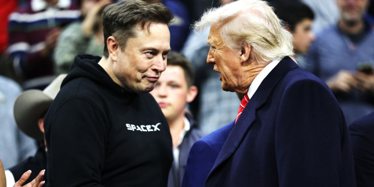 SpaceX, będący własnością Elona Muska, jest bliski uzyskania sporego zlecenia na projektowanie satelitów, które znajdą zastosowanie w planowanej infrastrukturze antyrakietowej Złota Kopuła. Korporacja ma też stworzyć dwie kolejne konstelacje satelitów dla Departamentu Obrony. Elon Musk i Donald Trump