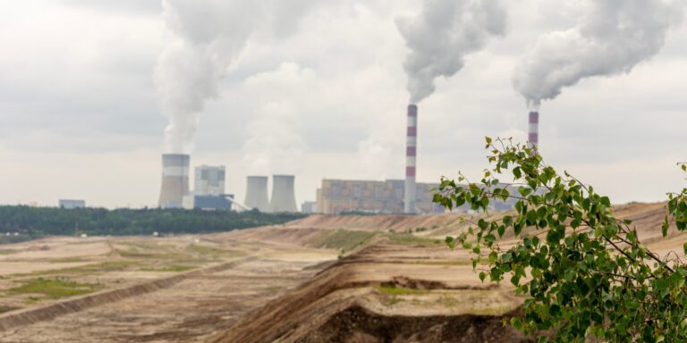 Globalne użycie węgla osiągnęło rekordowy poziom w roku 2024, pomimo intensywnego postępu w dziedzinie odnawialnych źródeł energii. Najnowszy raport "Stan działań na rzecz klimatu" sygnalizuje, że wyziewy gazów cieplarnianych nieustannie wzrastają, co stanowi zagrożenie dla globalnych zabiegów mających na celu zminimalizowanie ocieplenia klimatycznego. Klimatyczny raport 2024: globalne spalanie węgla osiąga szczyt. - INFBusiness