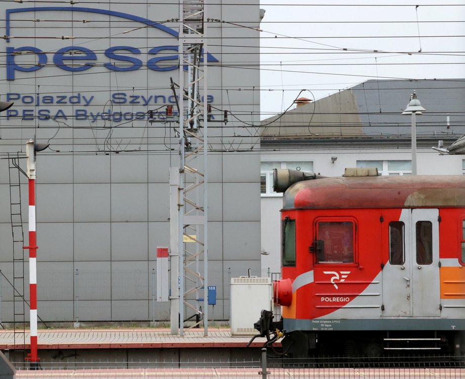 Finalizacja prac nad strategią Polskiego Funduszu Rozwoju zbliża się ku końcowi. Zostanie ona zaprezentowana jeszcze w bieżącym roku — oznajmia w wywiadzie dla Business Insider Polska wiceprezes Polskiego Funduszu Rozwoju do spraw inwestycji, Mikołaj Raczyński. Wyjawia również, które przedsiębiorstwa z portfolio funduszu posiadają charakter strategiczny, a które z nich mogą pojawić się na parkiecie giełdowym. Wiceprezes PFR prezentuje swój punkt widzenia na temat połączenia PZU i Banku Pekao, jak również debiutu na GPW bydgoskiej Pesy oraz spółki z sektora zbrojeniowego — WB Electronics. PFR włożył wiele pracy w restrukturyzację Pesy Bydgoszcz