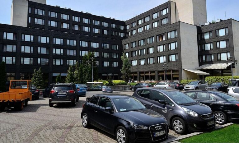 W ciągu siedmiu lat mają być odnowione wszystkie pomieszczenia w Nowym Domu Poselskim – donosi piątkowe wydanie „Rzeczpospolitej”. Według dziennika plan modernizacji przewiduje m.in. pomalowanie ścian, zmianę dywanów, oświetlenia i starych sprzętów; nie przewiduje się natomiast renowacji toalet. Malowanie ścian, z wyłączeniem odnowienia łazienek. Dom Poselski - gruntowna modernizacja czy jedynie kosmetyczne zmiany? - INFBusiness