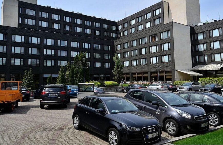 Malowanie ścian, z wyłączeniem odnowienia łazienek. Dom Poselski – gruntowna modernizacja czy…