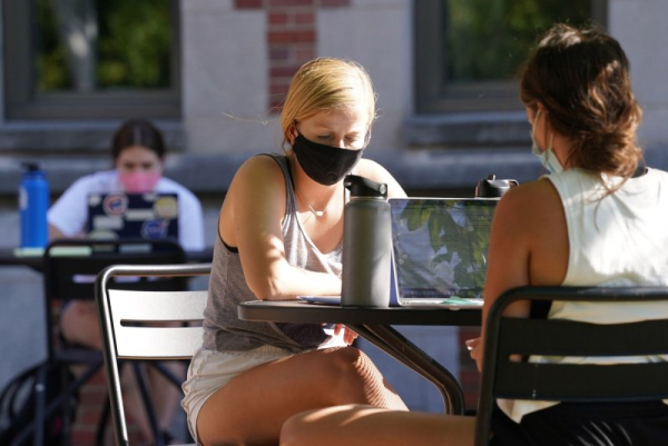 Eksperci podpowiadają studentom, jak unikać zachorowań