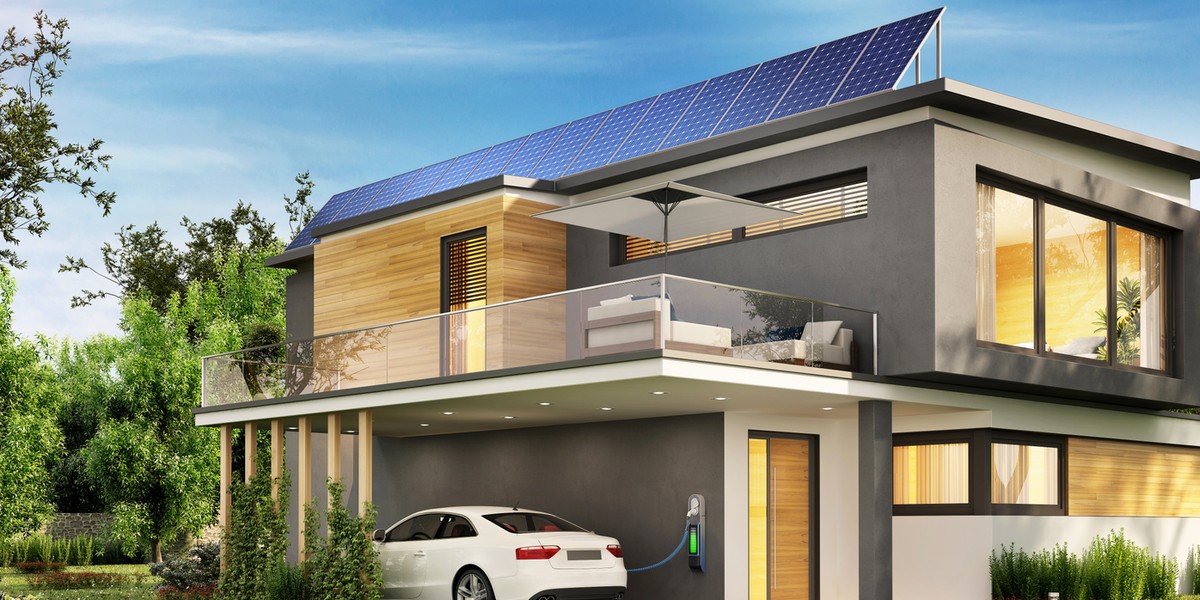 Czy inwestycje w ekologiczne technologie dla domu, takie jak panele solarne, banki energii czy systemy grzewcze, nadal są opłacalne? Osoby rozważające ulokowanie środków w te rozwiązania mogą teraz skorzystać z instrumentu, który wesprze w dokonaniu trafnego wyboru. Obładowany danymi symulator, opracowany w Fundacji Instrat, ma pełnić rolę poręcznego wsparcia. Jego twórcy jednak informują, że nie będzie upiększał sytuacji. — Chcemy być wiarygodnym głosem w rozmowach obywateli, jako niezależny podmiot pomiędzy nabywcą a sprzedawcą — zaznacza dr Jarosław Kopeć, specjalista Fundacji. Symulator inwestycji w zielone technologie bierze pod uwagę m.in przydomowe instalacje fotowoltaiczne i elektryczne samochody