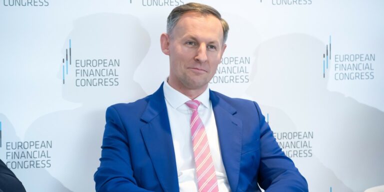 Szef UOKiK wymierzył blisko 5,3 mln zł grzywny dla InGroup International LLC za model biznesowy zastosowany przez firmę, który godził w zbiorowe interesy klientów – powiadomił (UOKiK). Orzeczenie nie jest ostateczne, spółce przysługuje od niego apelacja do sądu. Sprawa dotyczy programu turystycznego InCruises.com, który realizuje ta firma. Ponad 5 milionów złotych kary od UOKiK.
Ogromna sankcja nałożona przez UOKiK. - INFBusiness